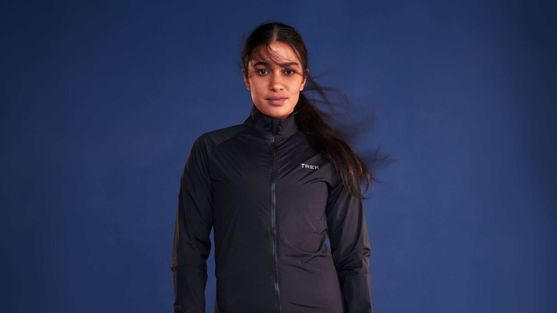 季節の変わり目に活躍する軽量なウインドシェル | ブリッジバイク